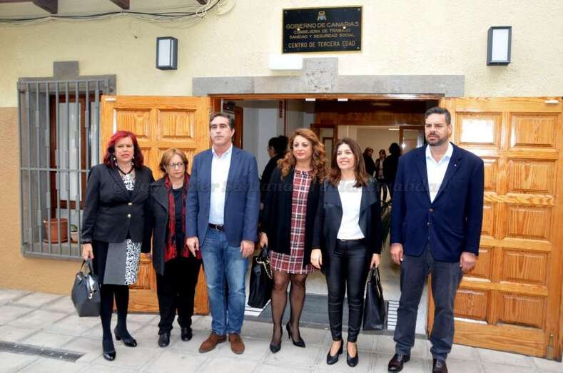 Políticos del Ayuntamiento y del Gobierno de Canarias, en la puerta de acceso al centro (Foto TA)